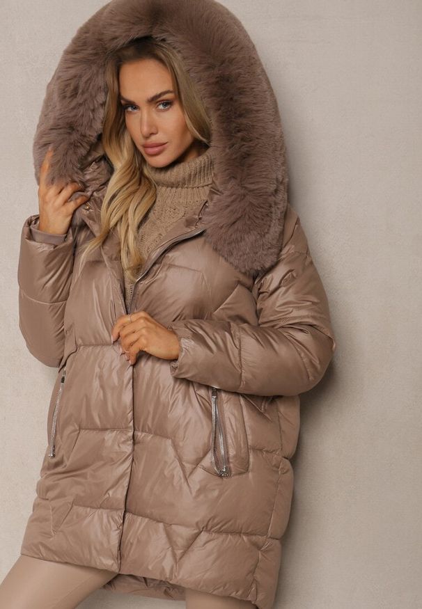 Renee - Ciemnobeżowa Pudełkowa Kurtka Pikowana Ozdobiona Odpinanym Futerkiem i Suwakiem Hedizelle. Okazja: na spacer, na co dzień. Kolor: beżowy. Materiał: futro. Wzór: aplikacja. Sezon: zima. Styl: wizytowy, casual, elegancki