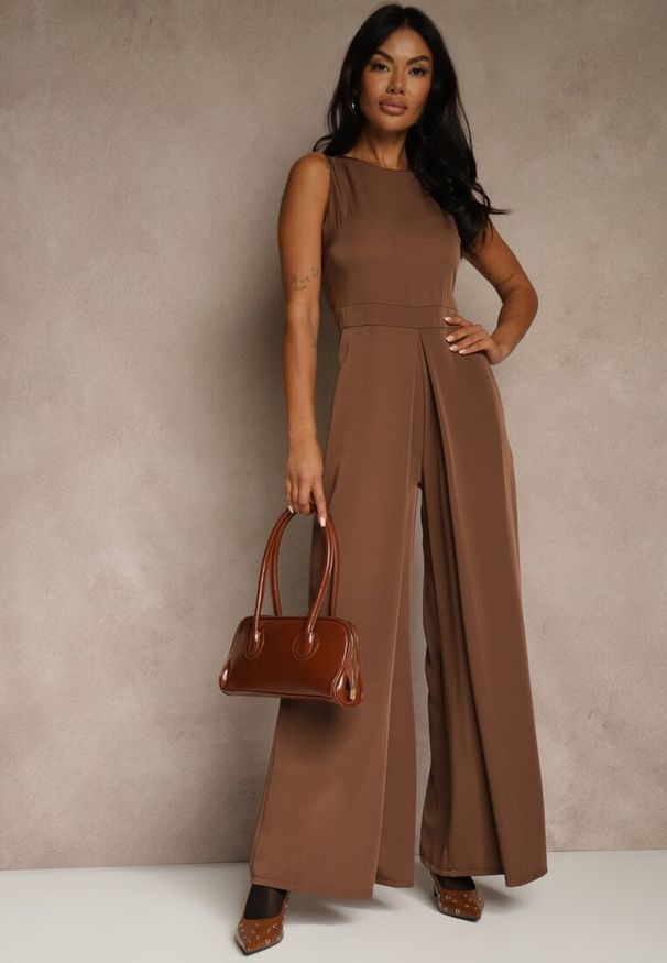 Renee - Brązowy Taliowany Kombinezon Ozdobiony Zakładkami Berinola. Okazja: na imprezę. Kolor: brązowy. Wzór: aplikacja. Styl: elegancki