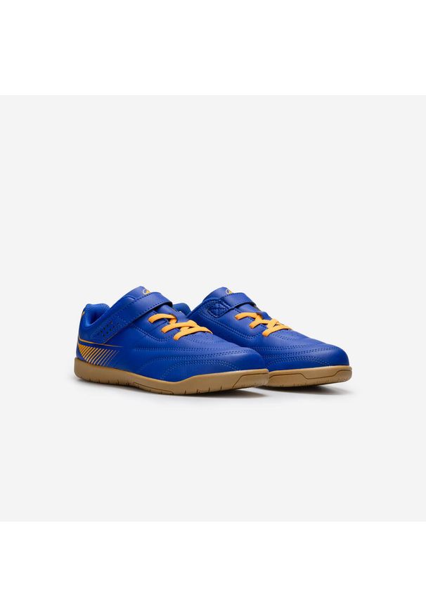 KIPSTA - Buty do piłki nożnej halowej dla dzieci Kipsta Futsal 100. Zapięcie: rzepy. Kolor: pomarańczowy, niebieski, wielokolorowy, beżowy. Materiał: poliester. Sport: piłka nożna