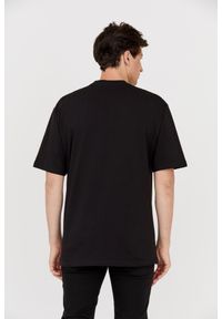 Balenciaga - BALENCIAGA Czarny t-shirt z białym logo. Kolor: czarny. Materiał: len