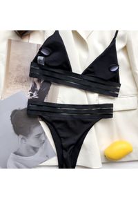 Intica - Strój kąpielowy damski w paski na plażę Phelia. Kolor: czarny. Materiał: materiał. Wzór: paski #1