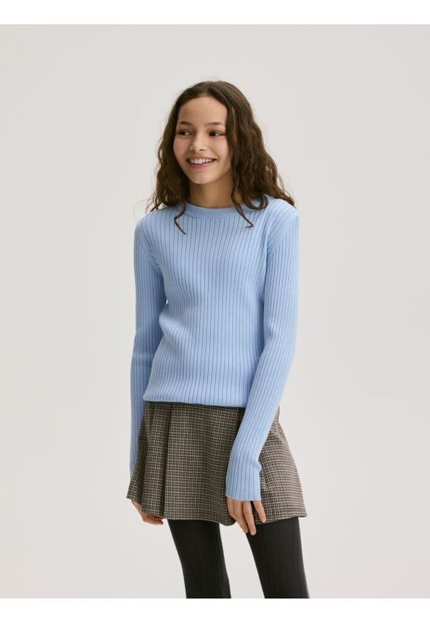 Reserved - Prążkowany sweter - jasnoniebieski. Kolor: niebieski. Materiał: prążkowany
