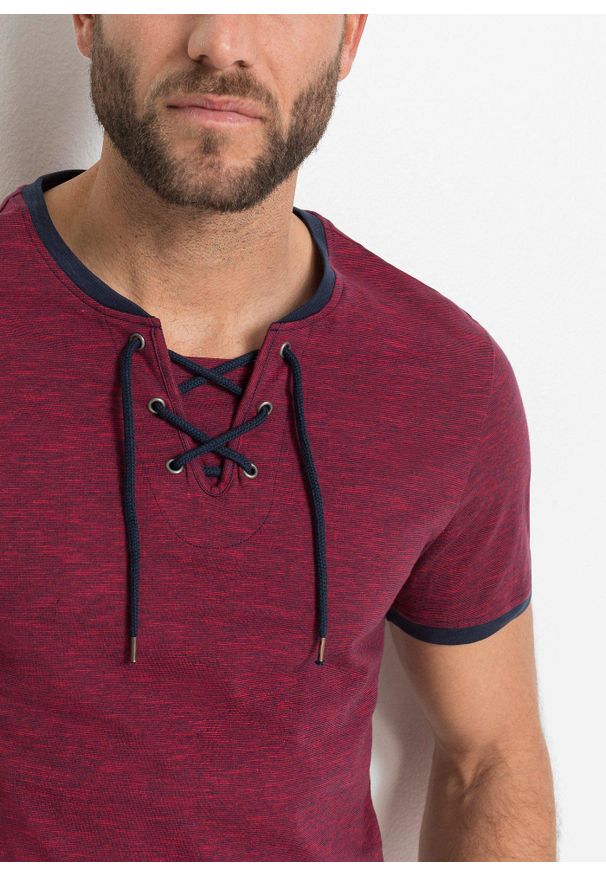bonprix - T-shirt z ozdobnym sznurowaniem, z bawełny organicznej. Kolor: niebieski, czerwony. Materiał: bawełna. Wzór: melanż
