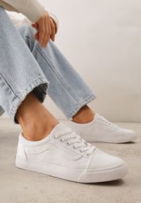 Born2be - Wiązane Białe Tenisówki Trampki pod Kostkę z Ozdobnym Paskiem Wiolana. Okazja: na spacer, na co dzień. Zapięcie: pasek. Kolor: biały. Materiał: jeans. Styl: casual, sportowy #3