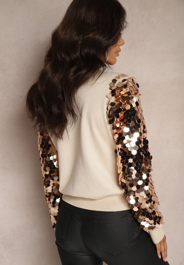 Renee - Beżowy Klasyczny Sweter z Wiskozą Zdobiony Cekinami na Rękawach Evasilla. Okazja: na co dzień. Kolor: beżowy. Materiał: wiskoza. Wzór: aplikacja. Styl: klasyczny