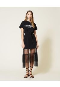 TwinSet - Długa sukienka z logo i tiulem plumetis Twinset. Kolor: czarny. Materiał: tiul. Wzór: napisy. Typ sukienki: dopasowane, proste. Długość: maxi