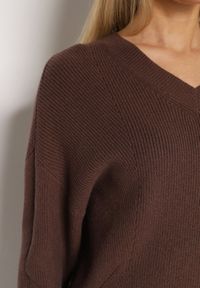 Born2be - Brązowy Sweter z Domieszką Kaszmiru z Dekoltem w Serek Feralaine. Okazja: na co dzień, na spotkanie biznesowe. Typ kołnierza: dekolt w serek. Kolor: brązowy. Materiał: kaszmir. Styl: biznesowy, klasyczny, casual, elegancki #3