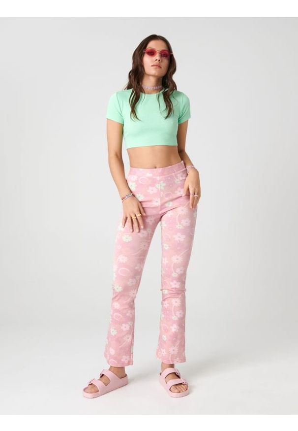Sinsay - Crop top z wiązaniem - zielony. Kolor: zielony. Materiał: bawełna, włókno, prążkowany