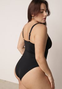 Born2be - Czarny Strój Kąpielowy Jednoczęściowy z Metaliczną Ozdobą i Marszczeniem Chelviane. Kolekcja: plus size. Kolor: czarny. Wzór: aplikacja #2