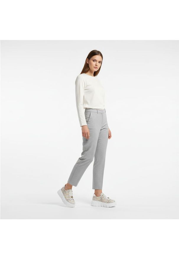 Sneakersy damskie Maciejka, cholewka ze skóry naturalnej z nadrukowanym wzorem klasyczne sznurowanie metalowa ozdoba przy języku zaokrąglony nosek ma. Okazja: na co dzień. Zapięcie: sznurówki. Kolor: biały. Materiał: skóra. Szerokość cholewki: normalna. Wzór: aplikacja. Styl: klasyczny