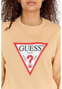 Guess - GUESS Beżowa bluza damska z dużym logotypem regular fit. Kolor: beżowy. Materiał: bawełna