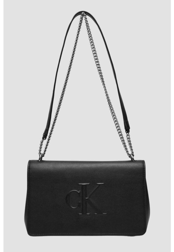 Calvin Klein - CALVIN KLEIN Czarna torebka damska z tłoczonym logo. Kolor: czarny. Materiał: z tłoczeniem