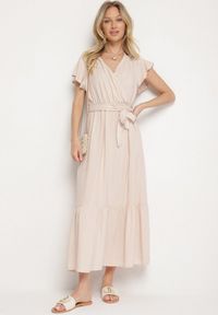 Born2be - Beżowa Wiskozowa Sukienka z Kopertowym Dekoltem z Paskiem Savorlisse. Okazja: na co dzień. Kolor: beżowy. Materiał: wiskoza. Wzór: aplikacja. Typ sukienki: kopertowe. Styl: casual, klasyczny #1