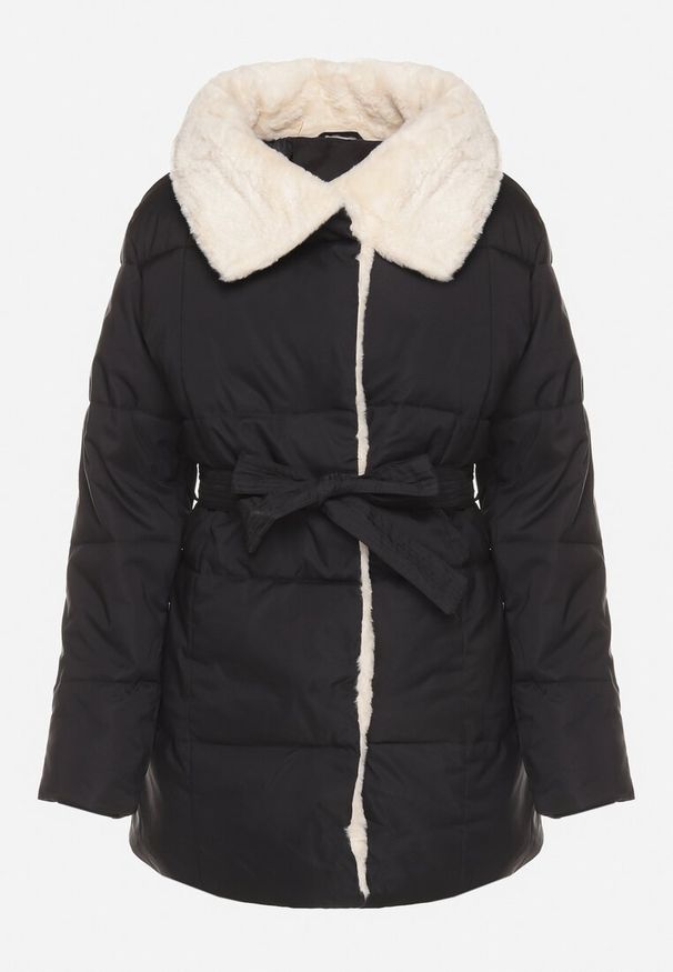 Born2be - Czarna Pikowana Kurtka z Futerkowym Kołnierzem i Wiązanym Paskiem Seratta. Okazja: na co dzień. Kolor: czarny. Materiał: jeans. Styl: elegancki, casual