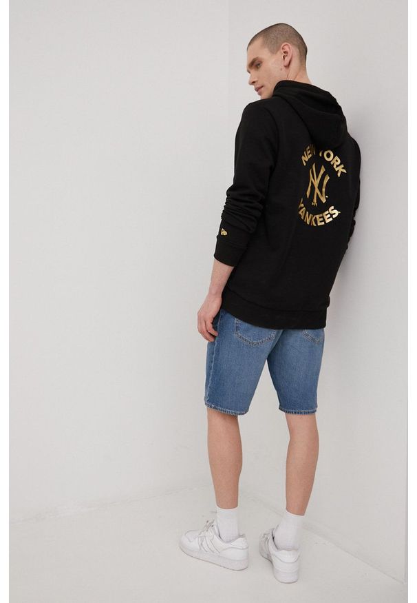 New Era bluza męska kolor czarny z kapturem z nadrukiem. Typ kołnierza: kaptur. Kolor: czarny. Wzór: nadruk