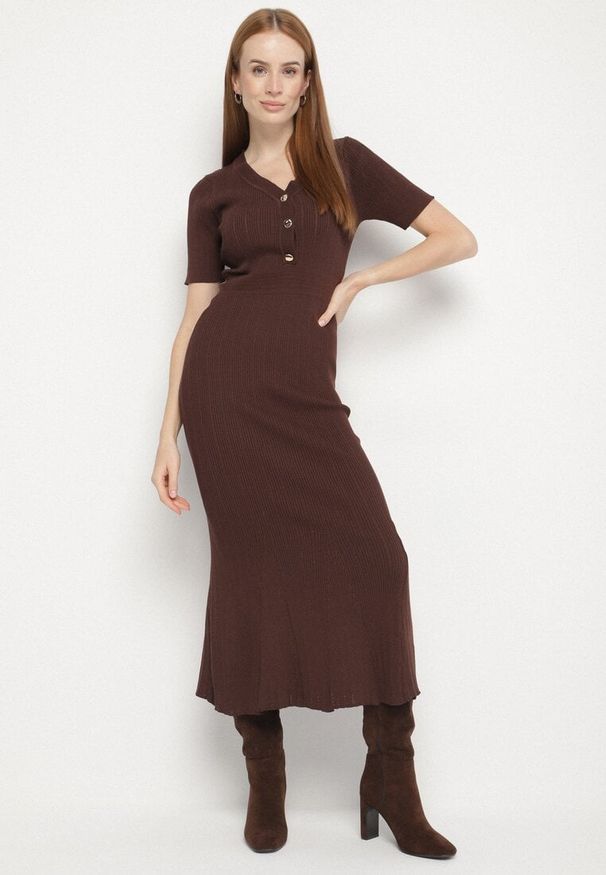 Born2be - Brązowa Dzianinowa Sukienka z Wiskozą o Taliowanym Kroju z Guzikami Fenallea. Okazja: do pracy, na spotkanie biznesowe. Kolor: brązowy. Materiał: dzianina, wiskoza. Styl: elegancki, biznesowy