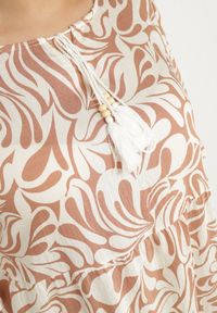 Born2be - Ciemnobeżowa Sukienka z Wiskozy o Prostym Kroju z Wiązaniem w Roślinny Wzór Edirania. Okazja: na co dzień. Typ kołnierza: dekolt w serek. Kolekcja: plus size. Kolor: beżowy. Wzór: aplikacja. Typ sukienki: proste. Materiał: wiskoza. Długość rękawa: krótki rękaw. Styl: casual, elegancki, klasyczny #2