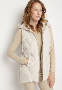 Born2be - Biała Casualowa Kamizelka z Kapturem i Pikowanymi Przeszyciami Caletta. Okazja: na co dzień. Typ kołnierza: kaptur. Kolor: biały. Materiał: jeans. Styl: casual #6