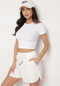 Born2be - Biały T-shirt z Prążkowanego Materiału o Krótkim Kroju Telunna. Okazja: na spotkanie biznesowe, na co dzień. Kolor: biały. Materiał: materiał, prążkowany. Długość: krótkie. Styl: klasyczny, casual, elegancki, biznesowy