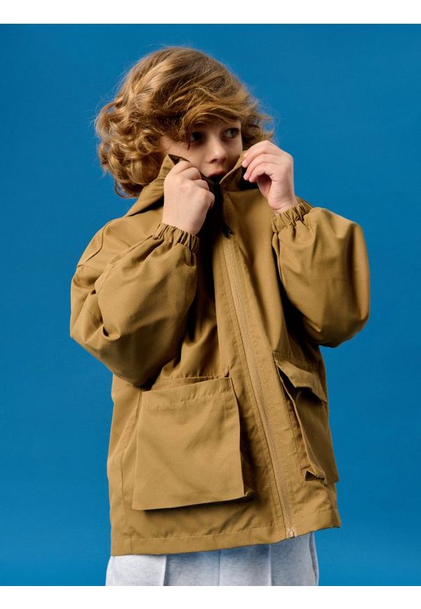 Sinsay - Lekka kurtka wiatrówka z kapturem - beżowy. Typ kołnierza: kaptur. Kolor: beżowy