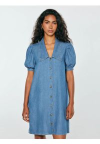 Big-Star - sukienka damska mini jeansowa z bufiastymi rękawami niebieska jennie 270. Okazja: na co dzień. Kolor: niebieski. Materiał: jeans. Długość rękawa: krótki rękaw. Typ sukienki: w kształcie A, trapezowe. Styl: casual. Długość: mini #4