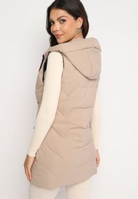 Born2be - Beżowa Długa Pikowana Kamizelka na Suwak z Kapturem Teriviana. Okazja: na spacer, na co dzień. Typ kołnierza: kaptur. Kolor: beżowy. Materiał: dzianina. Długość: długie. Styl: casual, klasyczny, sportowy #7