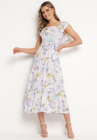 Born2be - Jasnofioletowa Wiskozowa Sukienka w Kwiaty na Ramiączkach z Falbanką i Materiałowym Paskiem Moemia. Okazja: na wesele, na co dzień, na ślub cywilny, na imprezę. Typ kołnierza: kołnierz z falbankami, dekolt kwadratowy. Kolor: fioletowy. Materiał: wiskoza, materiał. Długość rękawa: na ramiączkach. Wzór: kwiaty. Styl: casual, elegancki #1