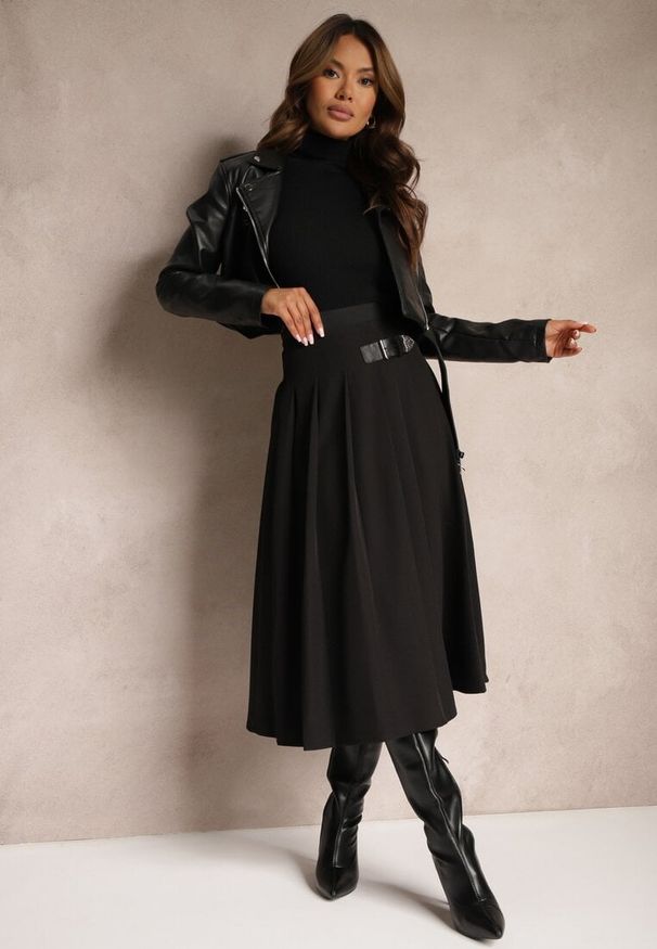 Renee - Czarna Plisowana Spódnica o Rozkloszowanym Kroju w Stylu Preppy z Paskiem Setina. Okazja: na spacer, na co dzień. Kolor: czarny. Styl: casual