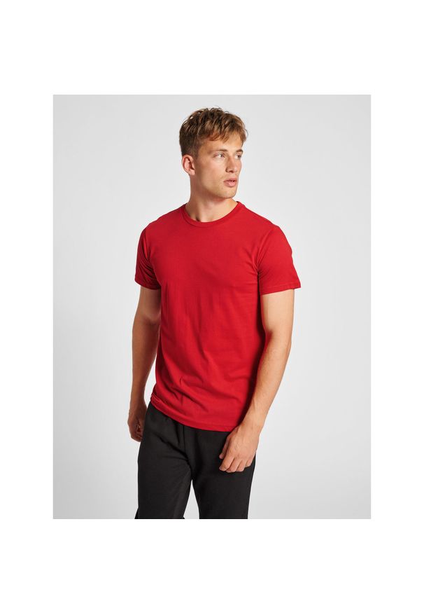 Koszulka Hummel Red Basic. Kolor: czerwony, różowy, wielokolorowy. Materiał: bawełna. Sport: fitness