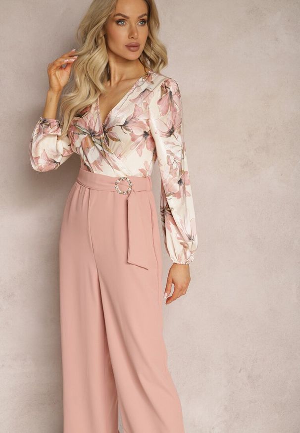 Renee - Różowy Kwiatowy Kombinezon z Kopertowym Dekoltem z Paskiem i Szerokimi Nogawkami Vinia. Okazja: na co dzień. Kolor: różowy. Wzór: kwiaty. Styl: casual, elegancki