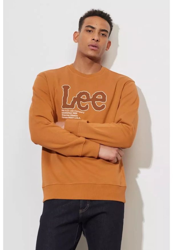 Lee - LEE SEASONAL LOGO CREW SWS MĘSKA BLUZA NADRUK CARAMEL L84QTJ99 112322640. Wzór: nadruk