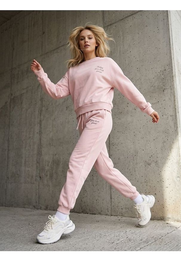 Sinsay - Spodnie jogger z miękkim wnętrzem - różowy. Kolor: różowy