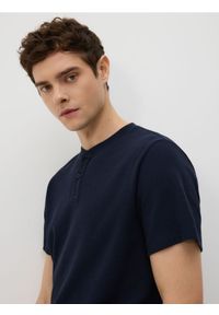 Reserved - T-shirt henley regular fit - granatowy. Typ kołnierza: typu henley. Kolor: niebieski. Materiał: dzianina, bawełna