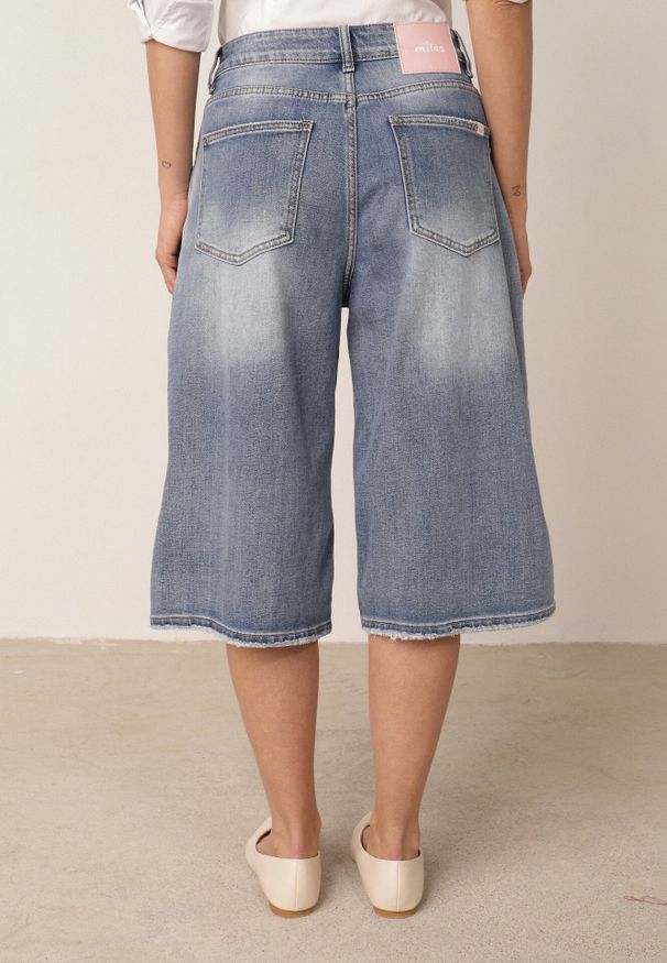 Born2be - Niebieskie Jeansowe Szorty Casual o Kroju Typu Bermudy z Bawełną Pheradia. Okazja: na co dzień. Kolor: niebieski. Materiał: jeans, bawełna. Długość: krótkie. Sezon: lato. Styl: casual