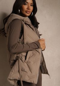 Renee - Ciemnobeżowa Pikowana Kamizelka z Kapturem w Stylu Basic Cleopie. Okazja: na co dzień, na spacer. Typ kołnierza: kaptur. Kolor: beżowy. Styl: klasyczny, sportowy, casual
