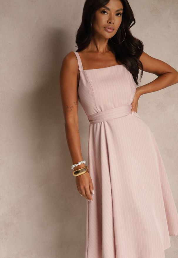 Renee - Różowa Rozkloszowana Sukienka z Wiskozą w Paski Dolavessa. Okazja: na co dzień. Kolor: różowy. Materiał: wiskoza. Długość rękawa: na ramiączkach. Wzór: paski. Styl: elegancki, casual, klasyczny. Długość: midi