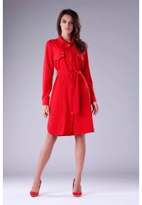 Nommo - Czerwona Sukienka Koszulowa z Kieszeniami i z Paskiem. Kolor: czerwony. Materiał: poliester, wiskoza. Typ sukienki: koszulowe #1