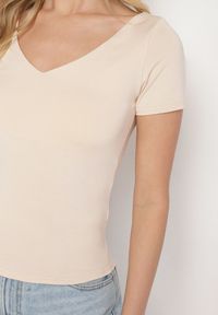 Born2be - Jasnobeżowy T-shirt z Wiskozą o Dopasowanym Kroju z Dekoltem w Serek Folarisse. Typ kołnierza: dekolt w serek. Kolor: beżowy. Materiał: wiskoza