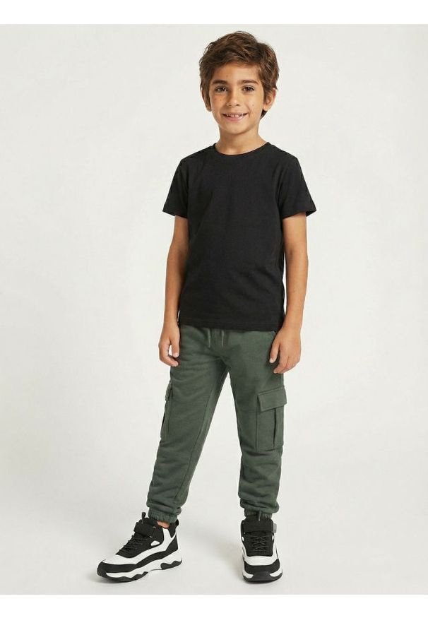 Sinsay - Spodnie dresowe cargo loose - zielony. Kolor: zielony. Materiał: dresówka