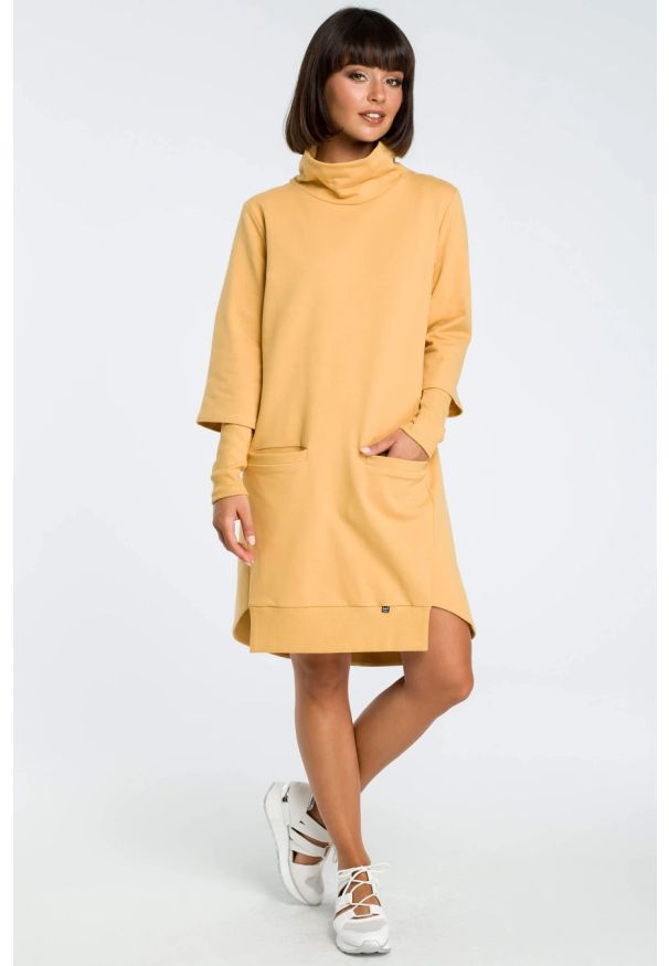 BeWear - Trapezowa sukienka dresowa z golfem i długim rękawem granatowa. Okazja: na co dzień. Typ kołnierza: golf. Kolor: niebieski. Typ sukienki: trapezowe. Materiał: dresówka. Długość rękawa: długi rękaw. Sezon: wiosna, jesień. Styl: casual, elegancki. Długość: midi