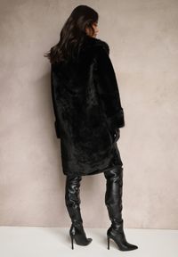 Renee - Czarna Kurtka Futro o Długim Kroju z Wiskozą Ninnarlia. Okazja: na co dzień. Kolor: czarny. Materiał: wiskoza, futro. Długość: długie. Styl: casual, elegancki