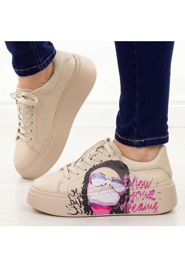 Beżowe skórzane sneakersy damskie na platformie Filippo Dp6835/25. Nosek buta: okrągły. Zapięcie: sznurówki. Kolor: beżowy. Materiał: skóra. Szerokość cholewki: normalna. Sezon: jesień, wiosna, lato. Obcas: na platformie. Sport: turystyka piesza