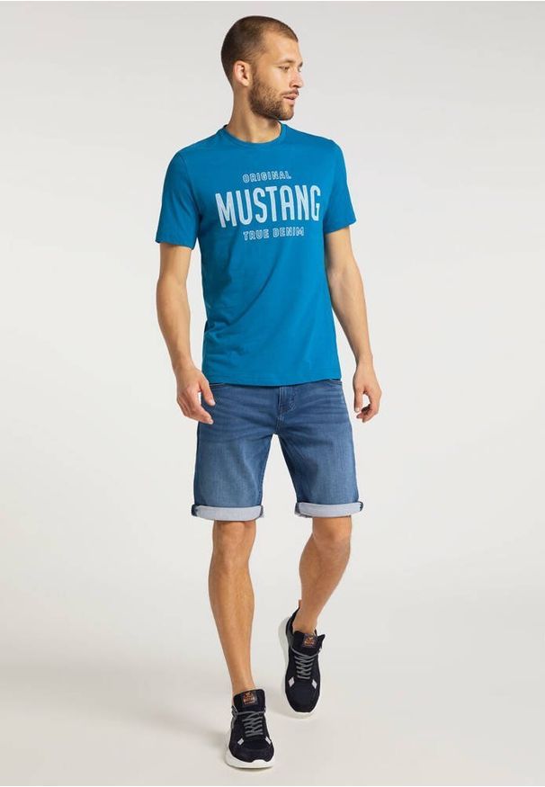 Mustang - MUSTANG TSHIRT Alex C Print MYKONOS BLUE MYKONOS BLUE 1009519 5320. Wzór: nadruk