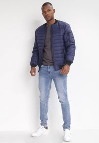 Born2be - Granatowa Kurtka Bomberka Pikowana Euphanassa. Okazja: na co dzień. Typ kołnierza: bez kaptura. Kolor: niebieski. Materiał: jeans, materiał, nylon. Długość rękawa: długi rękaw. Długość: długie. Wzór: gładki. Styl: klasyczny, casual #4