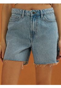 Sinsay - Szorty jeansowe carpenter z surowymi nogawkami - niebieski. Kolor: niebieski. Materiał: jeans #1