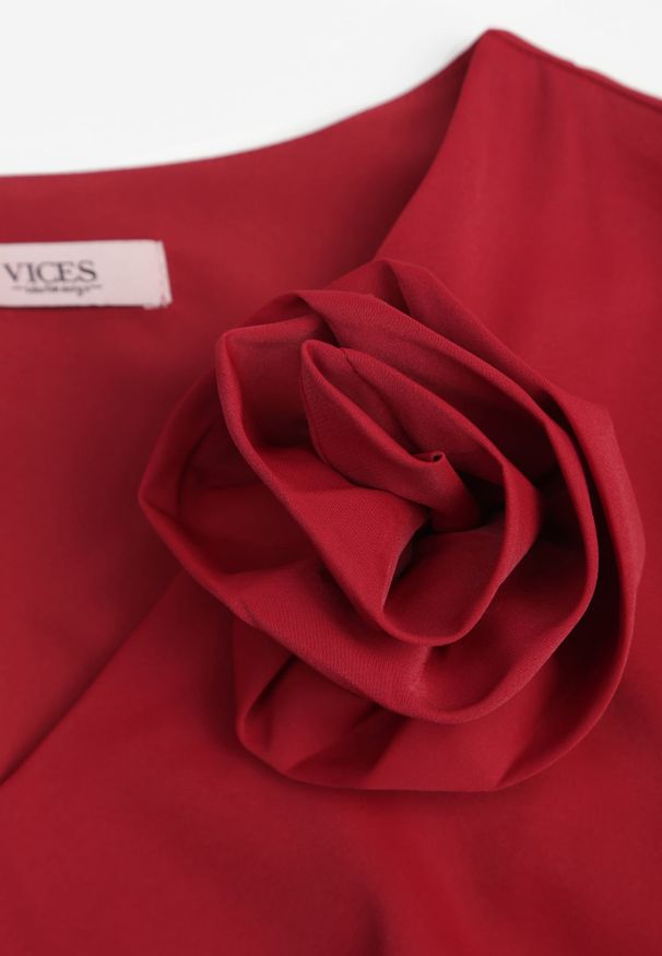 Renee - Czerwona Zwiewna Sukienka Wieczorowa VICES z Aplikacją 3D w Kształcie Kwiatu Themira. Typ kołnierza: dekolt w kształcie V. Kolor: czerwony. Wzór: aplikacja, kwiaty. Styl: wizytowy