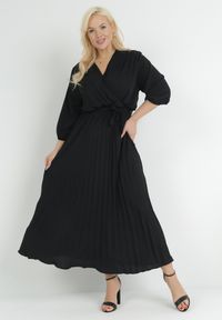 Born2be - Czarna Plisowana Sukienka Maxi z Kopertowym Dekoltem i Wiązaniem w Talii Lariah. Kolekcja: plus size. Kolor: czarny. Materiał: materiał. Typ sukienki: kopertowe. Długość: maxi