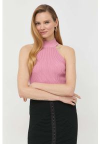 Guess top damski kolor różowy. Typ kołnierza: dekolt halter. Kolor: różowy. Materiał: materiał, dzianina, wiskoza. Wzór: gładki