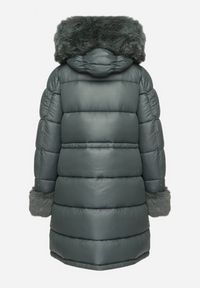 Born2be - Ciemnozielona Pikowana Kurtka z Kapturem i Futrzanymi Wstawkami Ściągana Sznurkiem w Talii Emirale. Okazja: na co dzień. Typ kołnierza: kaptur. Kolor: zielony. Materiał: futro. Wzór: aplikacja. Styl: casual, elegancki #2