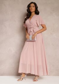 Renee - Różowa Plisowana Sukienka z Kopertowym Dekoltem i Gumką w Talii Dimitris. Kolor: różowy. Materiał: materiał. Typ sukienki: kopertowe #4